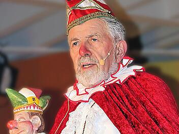 Wilhelm Schmitt geht seit fast 30 Jahren als "Mürschter Nagel mit Kopf"  beim Kolping-Fasching in die Bütt. 32 Jahre war er nacheinander Kämmerer.  Leiter des Ordnungsamtes und Chef des Bauamtes im Münnerstädter Rathaus.  Dieter Brritz
