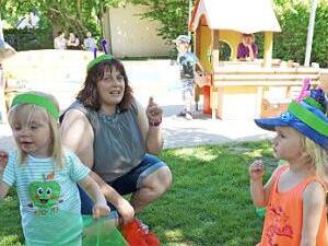 Die Krippenkinder, die kleinen Raupen, symbolisierten das Fressen der Raupen mit den Fingern sowie mit bunten T&uuml;chern das Flattern von Schmetterlingen. Foto: Bruno Prei&szlig;inger