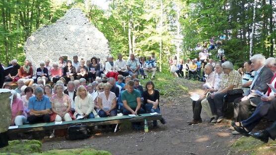 Auf Bänken, Stühlen, dem Boden und Felsen fanden die Besucher Platz.  Foto: Paul Pöhlmann