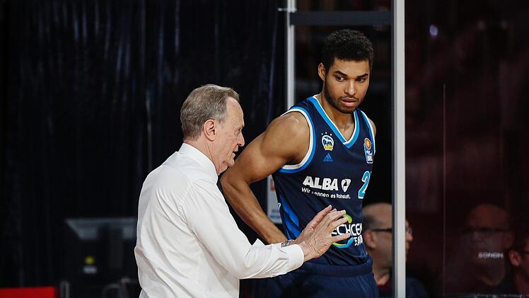 Kenneth Ogbe nimmt Anweisungen vom Beriner Trainer Aito Garcia Reneses entgegen.