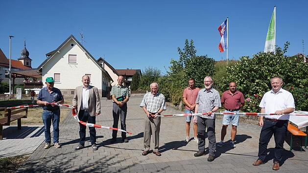 Heinrich Schlereth, dem Initiator der Extratour Waldfenster, war es vorbehalten, den  Weg offiziell zu er&ouml;ffnen und das Band zu durchtrennen. Unser Bild zeigt  (von links): Konrad Tripp, B&uuml;rgermeister Daniel Wehner, Pfarrer Dr. Marcus  D&ouml;bert, Heinrich Schlereth, Fabian N&ouml;th (Naturpark Mitarbeiter),  Waldemar Bug, Robert Reuscher (Naturpark Mitarbeiter) und Landrat Thomas  Bold.  Marion Eckert