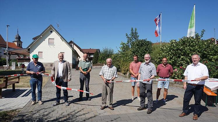 Heinrich Schlereth, dem Initiator der Extratour Waldfenster, war es vorbehalten, den  Weg offiziell zu eröffnen und das Band zu durchtrennen. Unser Bild zeigt  (von links): Konrad Tripp, Bürgermeister Daniel Wehner, Pfarrer Dr. Marcus  Döbert, Heinrich Schlereth, Fabian Nöth (Naturpark Mitarbeiter),  Waldemar Bug, Robert Reuscher (Naturpark Mitarbeiter) und Landrat Thomas  Bold.  Marion Eckert