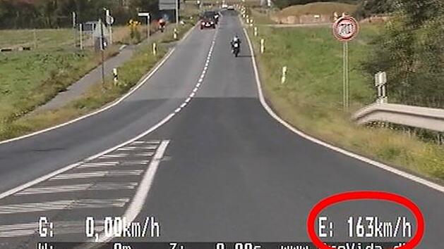 Polizei Mittelfranken teilt Raservideo: Appell an Motorradfahrer