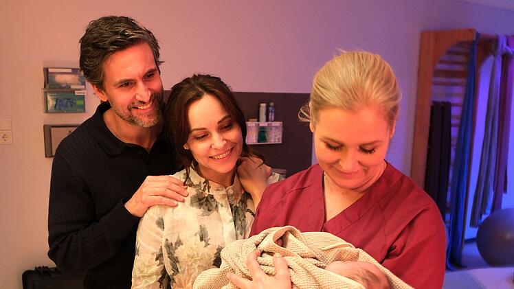 Jan (Tom Beck) und Katina Wolff (Mina Tander, Mitte) sind ganz entz&uuml;ckt, als Lena Lorenz (Judith Hoersch) ihnen ihre neugeborene Adoptivtochter vorstellt.