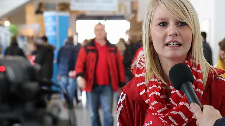 Brose Basktes-Fan Julia Bär im Video-Interview  für inFranken.de. Bei einer Fan-Aktion machte sie als "sechste Frau" der Brose Baskets  einen Rundgang durch den VIP-Bereich der Stechert Arena. Foto: Barbara Herbst