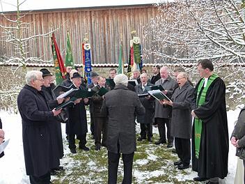 Zum 150. Geburtstag singt der Männerchor vor der Gedenktafel von Johann Georg Lauterbach, dem ersten Chorleiter. Fotos: Werner Oetter