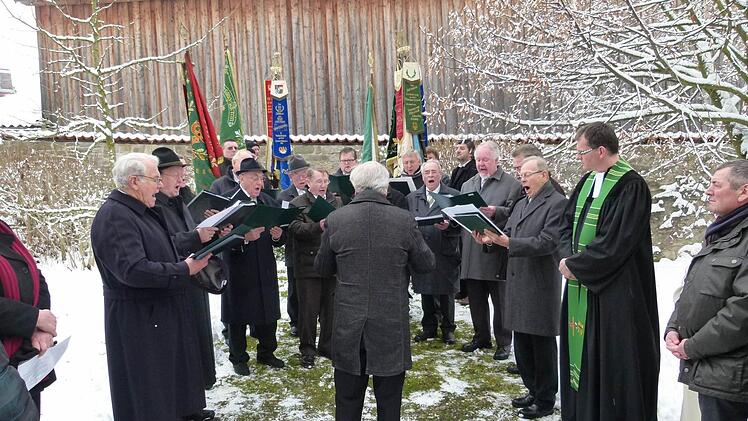 Zum 150. Geburtstag singt der Männerchor vor der Gedenktafel von Johann Georg Lauterbach, dem ersten Chorleiter. Fotos: Werner Oetter