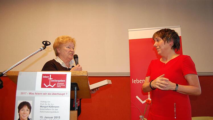 Heidi Schülke dankt für den tollen Vortrag. Foto: Oliver Schmidt