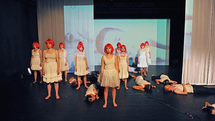 Szene aus "Tristan und Isolde" mit dem Jugendclub des Landestheaters in der Reithalle.Foto: Andrea Kremper