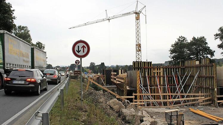 Am "Nadelöhr" der alten Brücke staut sich der Verkehr. Die neue Brücke ist mit einer Fahrbahnbreite von acht Metern problemlos im Gegenverkehr befahrbar.