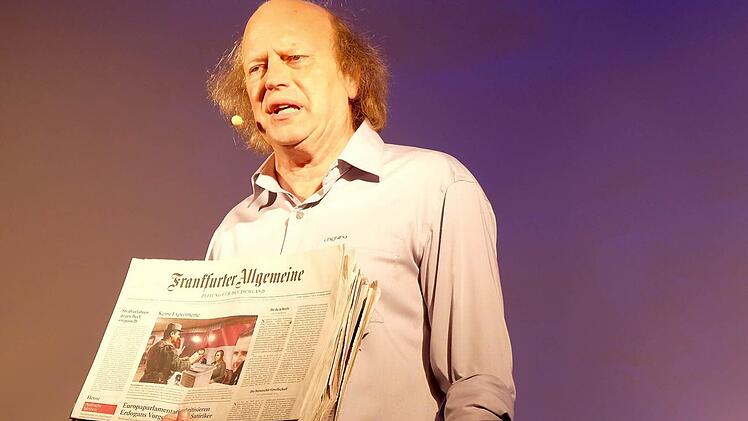 Ein ganzes Bündel Zeitungen hatte Arnulf Rating dabei. Foto: Gerd Schaar