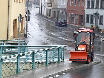 Die Straßen leer, der Winterdienst gut vorbereitet: So präsentierte sich die Region (hier: Bad Staffelstein) bei Beginn der Regenfälle gestern am Vormittag. Foto: Matthias Einwag