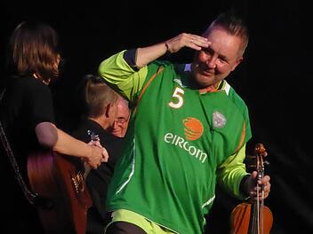 Schön, dass er seinen Unmut über den traditionellen Konzertbetrieb so überwindet: Nigel Kennedy beim Open Aiur im Luitpoldpark. Foto: Gerhild Ahnert