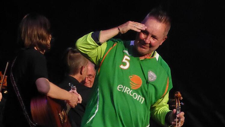 Schön, dass er seinen Unmut über den traditionellen Konzertbetrieb so überwindet: Nigel Kennedy beim Open Aiur im Luitpoldpark. Foto: Gerhild Ahnert