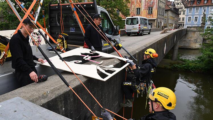 Die Untere Br&uuml;cke im Zeichen von "Reverse Graffiti". Ronald Rinklef