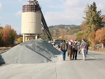 Manchmal zu eng, in jedem Fall uneindeutig sind die Straßenverhältnisse in der Industriestraße an der Verladestation. Eine Handhabe hat die Stadt nicht. Das gesamte Gelände gehört der Bahn.Klaus Klaschka