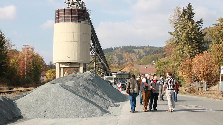 Manchmal zu eng, in jedem Fall uneindeutig sind die Straßenverhältnisse in der Industriestraße an der Verladestation. Eine Handhabe hat die Stadt nicht. Das gesamte Gelände gehört der Bahn.Klaus Klaschka