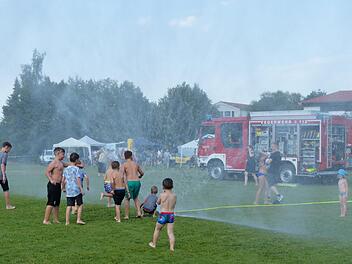 Mit einer riesigen Wasserfontäne sorgte die Feuerwehr in Heroldsbach für willkommene Abkühlung - worüber sich vor allem die Kinder freuten. Fotos: Pauline Lindner