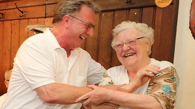 Von Fan und Gastro-Kollegen Jürgen Walz einmal hinter dem Tresen vor gezogen - die Hallstadter Wirtin  Greta Diller. Archivbild: Barbara Herbst