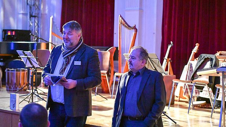 Klaus Stieringer, vom Bamberger Literaturfestival und der Schulleiter des Franz-Ludwig-Gymnasiums Rainer Herzing (rechts) Foto: Ronald Rinklef