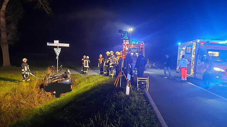 Untersiemau: Unfall im Kreis Coburg - Auto überschlägt sich und landet im Straßengraben