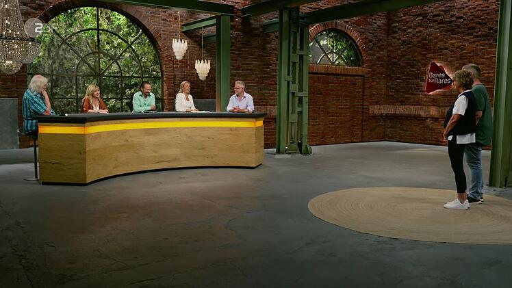 "Ui, ui, ui", prustete Jan Čížek, als Elke Velten das edle Set aus "handgefertigten Schmuckstücken" genauer unter die Lupe nahm.