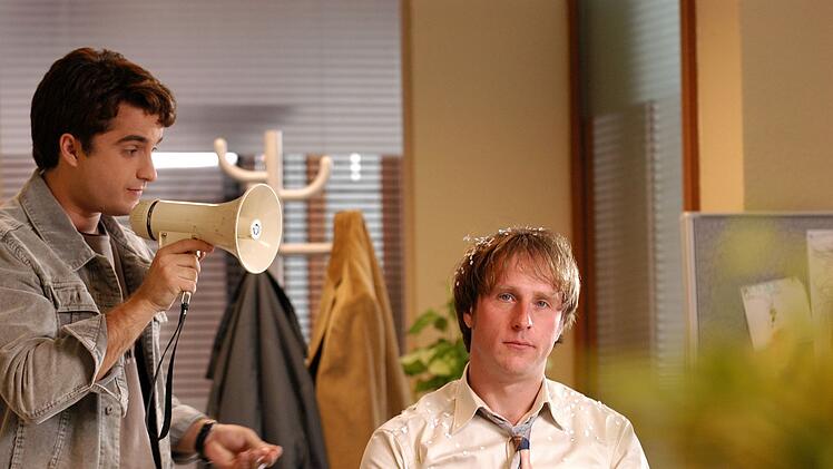 Berthold "Ernie" Heisterkamp (Bjarne Mädel, rechts) wurde in der Capitol-Versicherung ständig von seinen Kollegen gepiesackt - vor allem von Ulf Steinke (Oliver Wnuk).
