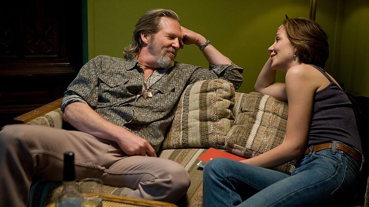 Bei einem Interview lernen sich Sean (Maggie Gyllenhaal) und Bad (Jeff Bridges) kennen.