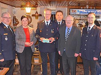 Unser Foto zeigt (v.l.) Kreisbrandinspektor Matthias Weber, B&uuml;rgermeisterin Angela Hofmann, Matthias Fischer, den Kommandanten Mario Backer, Bernd Steger (Stellvertreter des Landrats) sowie Vorsitzenden Jochen Fiedler.