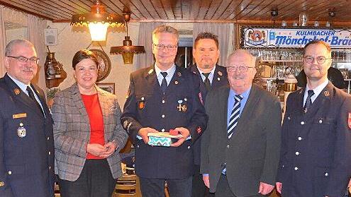 Unser Foto zeigt (v.l.) Kreisbrandinspektor Matthias Weber, B&uuml;rgermeisterin Angela Hofmann, Matthias Fischer, den Kommandanten Mario Backer, Bernd Steger (Stellvertreter des Landrats) sowie Vorsitzenden Jochen Fiedler.