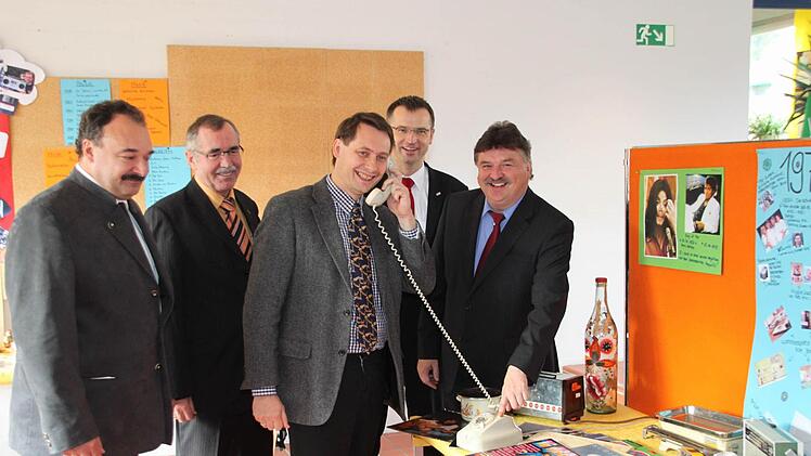 Über Wählscheiben-Telefon und andere alte Utensilien aus 30 Jahren Schulgeschichte schmunzelten gestern (von links) Schulleiter Peter Johann, BRK-Bezirksgeschäftsführer Otto Kreß, Bürgermeister Roland Wolfrum, Kreisgeschäftsführer Jürgen Dippold und Kreisvorsitzender Landrat Klaus Peter Söllner.