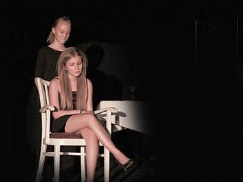 Juliet sitzt auf dem Stuhl und denkt nach.  Fotos: Heike Reinersmann