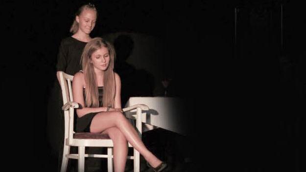 Juliet sitzt auf dem Stuhl und denkt nach.  Fotos: Heike Reinersmann