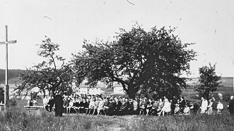 Heute steht dort die Johanneskirche. Die Gläubigen der späteren Johanneskirchengemeinde beim Pfingstgottesdienst im Jahre 1958. Quelle: Festschrift "50 Jahre Johanneskirche 1964 - 2014", Coburg, 2014