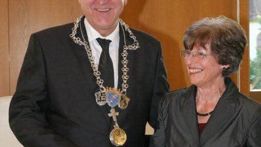 Mathilde Bergmann nahm als ältestes Mitglied des Marktgemeinderates die Vereidigung des Bürgermeisters vor und gratulierte als Erste. Foto: Werner Baier