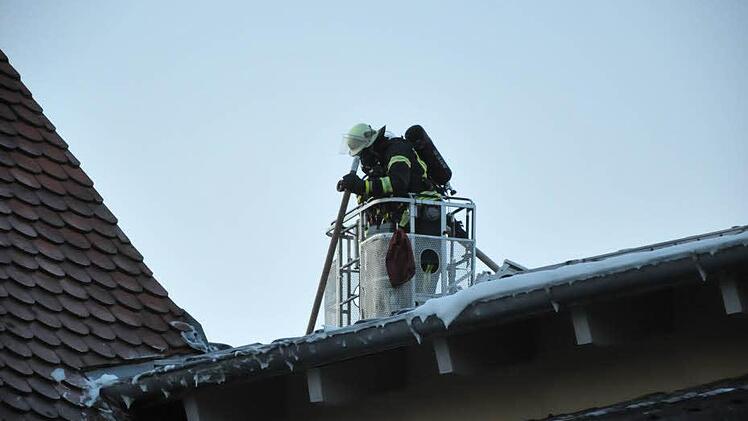 Die Bauweise des Hauses erschwerte die Löscharbeiten in Burgstall. Foto: Roland Meister