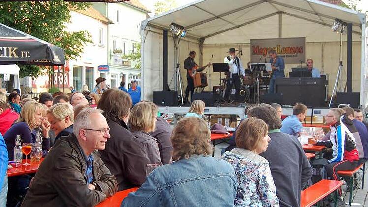 Zur Runnerparty rockte die neue Band "Mayor Lenzes", die auch mit Western-Musik ihre Fans begeisterte. Foto: Andreas Welz