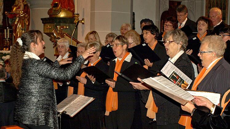 Chorleiterin Karina Klaumünzner (links) hatte die Chorgemeinschaft Steinwiesen-Nurn gut auf den Adventsabend vorbereitet.