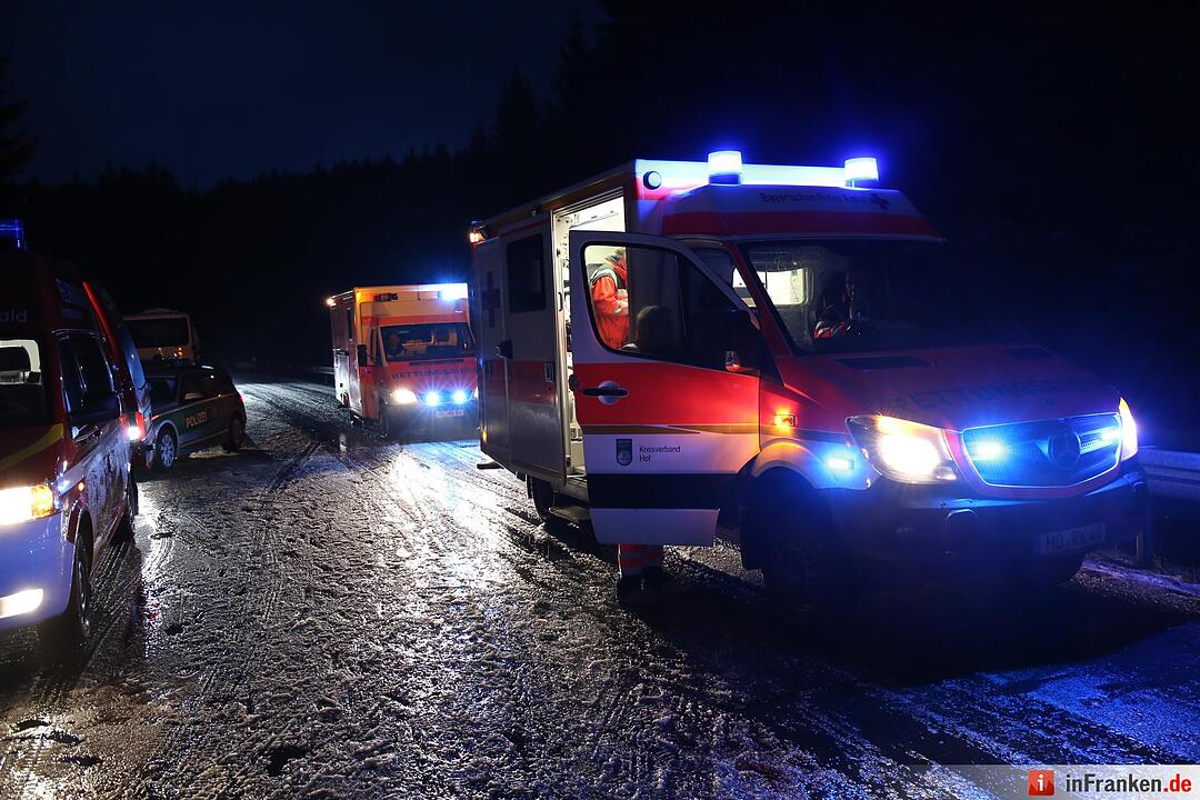 Drei Verletzte bei Unfall auf ploetzlich winterglatten Bundesstrasse