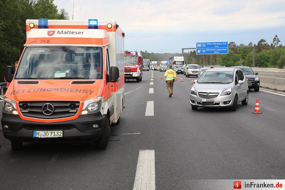 Unfall mit mehreren Fahrzeugen auf der A6 bei Nürnberg-Langwasser