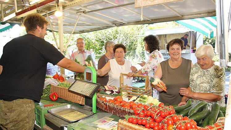 Der Wochenmarkt in Grub am Forst Foto: CT-Archiv/Michael Stelzner