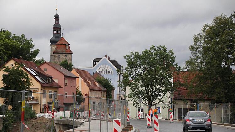 Ein seltener Anblick: Gestern kamen die ersten Autofahrer in den Genuss, über die nagelneue Aischbrücke in Richtung Höchstadt-Nord zu fahren. Fotos: Christian Bauriedel
