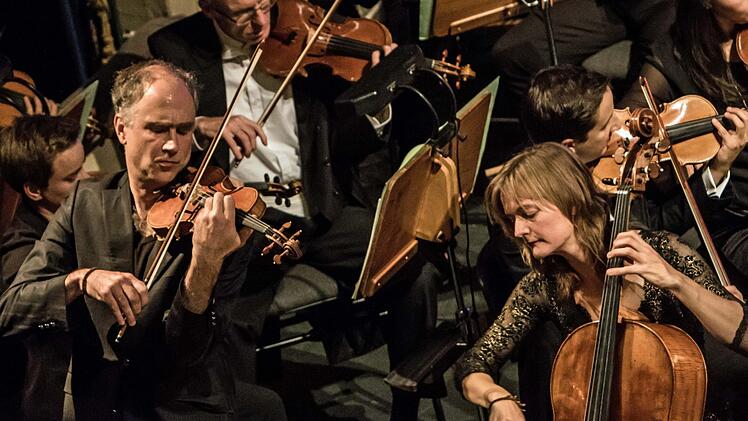 Tanja Tetzlaff und Florian Donderer begeisterten das Publikum beim Sinfoniekonzert im Landestheater Coburg.Foto: Jochen Berger
