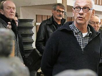 Bildhauer Gerhard Nerowski empfing in seiner Königsberger Werkstatt den Kulturausschuss des Landkreises Haßberge und gab Einblicke in die Welt eines Kunstschaffenden. Foto: Andreas Lösch