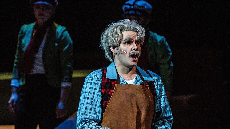 Probenimpressionen aus dem Landestheater: Die Familienoper "Pinocchio" feiert am Samstag Premiere in Coburg. In der Titelpartie: Francesca Paratore. Den Geppetto singt Franz Xaver Schlecht.Foto: Jochen Berger