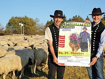 Der 10. Ginolfser Weideabtrieb findet am Sonntag, 21. Oktober statt. Auf die Besucher warten Neuerungen. Das Bild zeigt Josef Kolb und Peter Schrenk, die Mitverantwortlichen und Organisatoren.  Foto: Marion Eckert