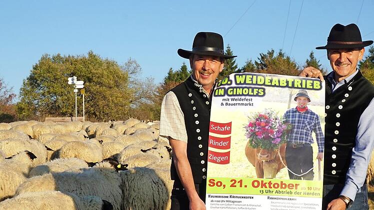 Der 10. Ginolfser Weideabtrieb findet am Sonntag, 21. Oktober statt. Auf die Besucher warten Neuerungen. Das Bild zeigt Josef Kolb und Peter Schrenk, die Mitverantwortlichen und Organisatoren.  Foto: Marion Eckert