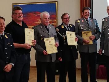 Norbert Rücken (links) und Otto Jahrsdörfer (rechts) zeichneten die Bad Brückenauer Reservisten Gerhard Knüttel, Helmut Seban, Wolfgang Povolny und Harald Benke mit der Ehrennadel in Silber aus. Edeltraud Benke
