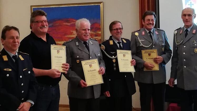 Norbert Rücken (links) und Otto Jahrsdörfer (rechts) zeichneten die Bad Brückenauer Reservisten Gerhard Knüttel, Helmut Seban, Wolfgang Povolny und Harald Benke mit der Ehrennadel in Silber aus. Edeltraud Benke