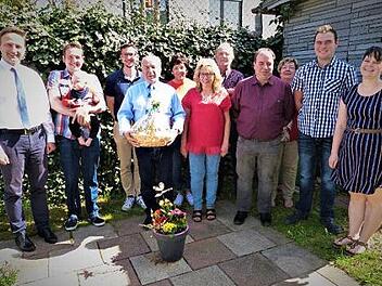 Eugen Zanggl feierte 80. Geburtstag. Unser Bild zeigt Eugen Zanggl mit Geschenk im Kreise von Familie und Geburtstagsgästen. Links im Bild Bürgermeister Robert Bosch. Foto: Werner Reißaus